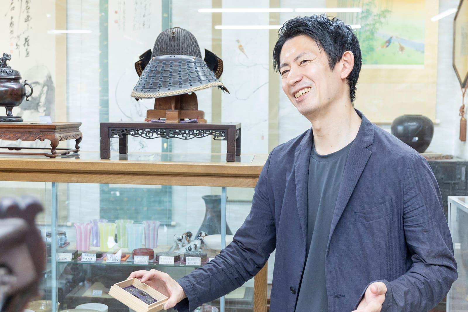 店内でお客様をお迎えする和敬堂の店主