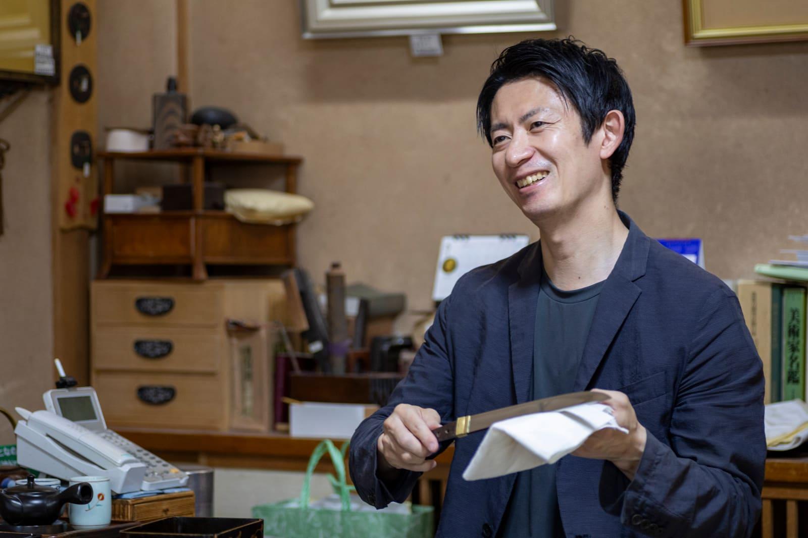 笑顔でお客様に対応する和敬堂の店主